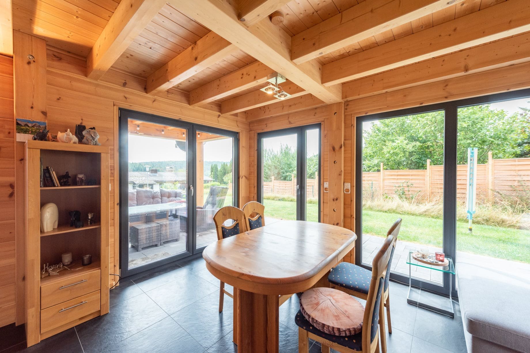 Půvabná dřevostavba u lesa