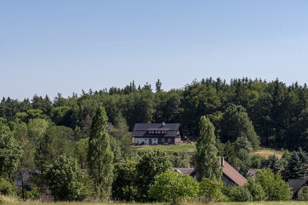 Půvabná poloroubenka na louce u lesa