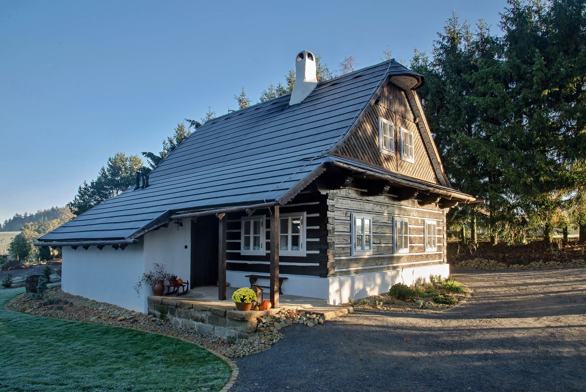 Půvabná roubenka s plastovým šindelem