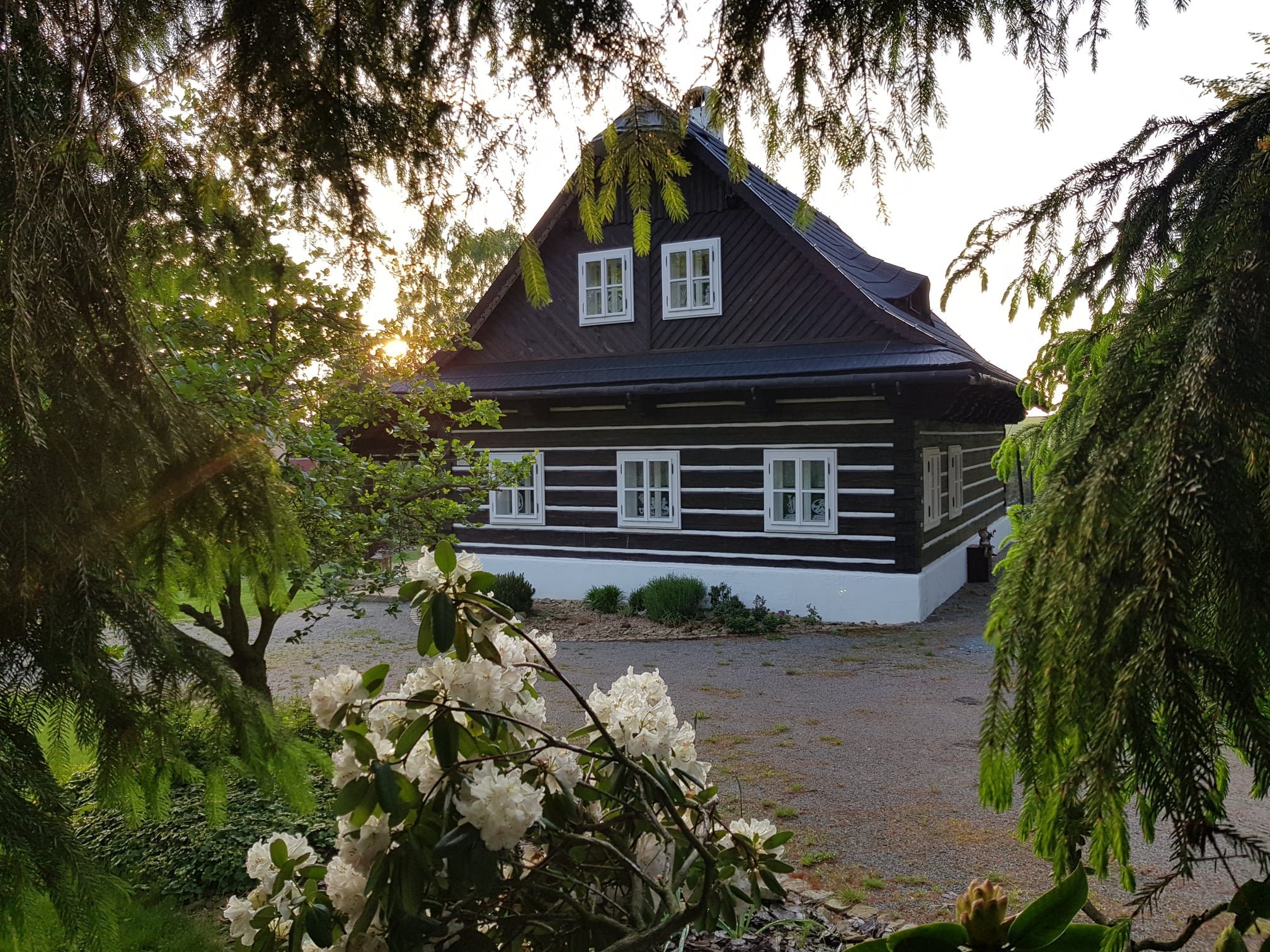 Půvabná roubenka s plastovým šindelem