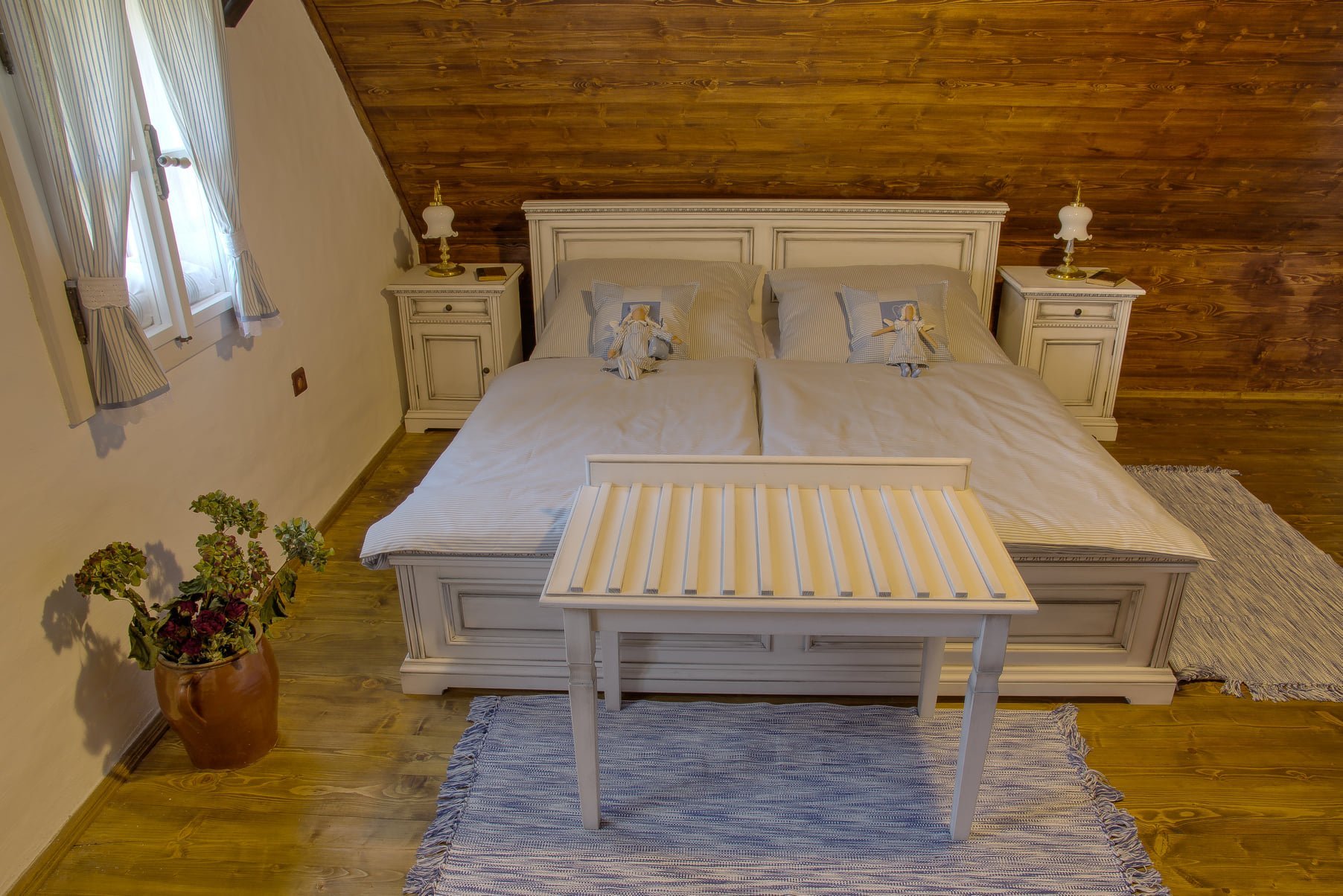 Půvabná roubenka s plastovým šindelem