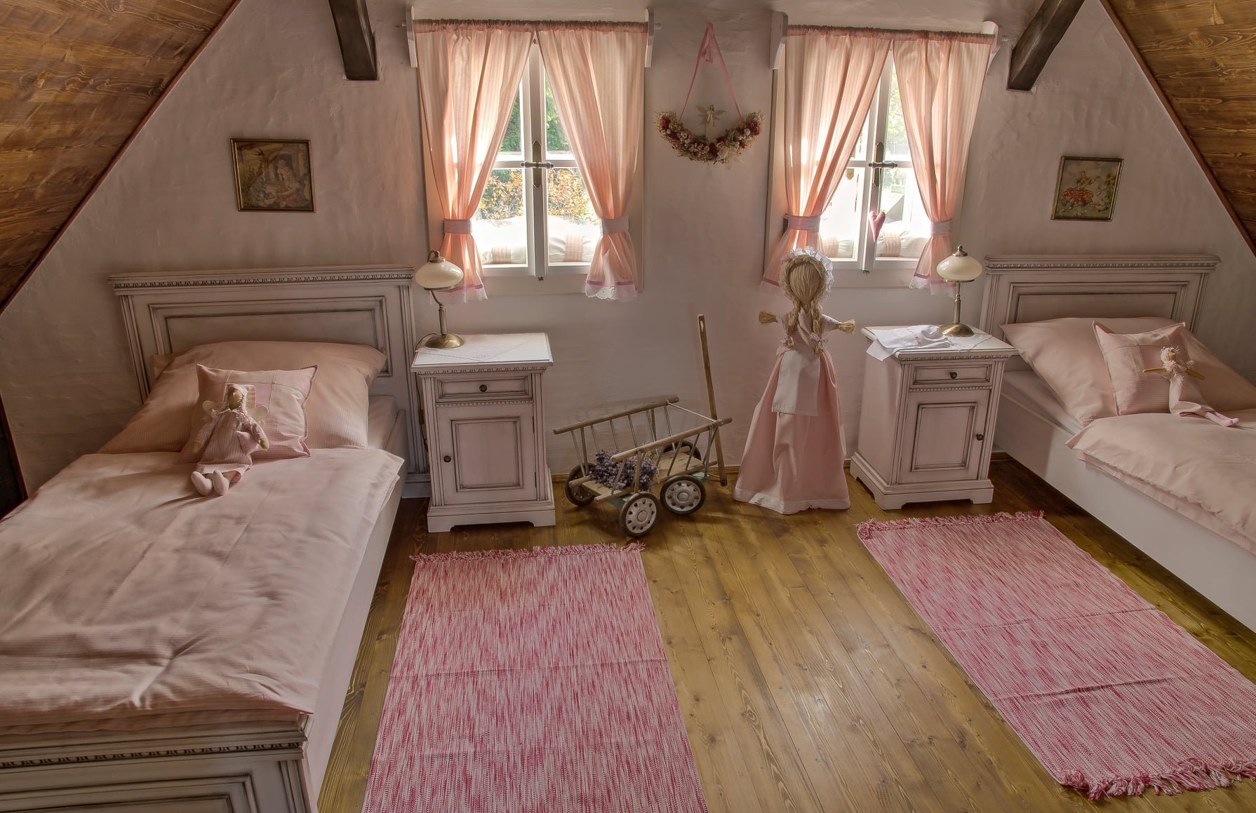 Půvabná roubenka s plastovým šindelem