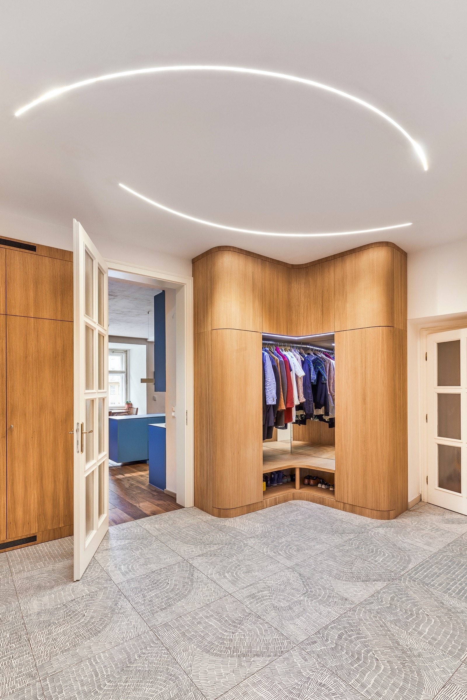 Rekonstrukce bytu s modrou kuchyní a knihovnou