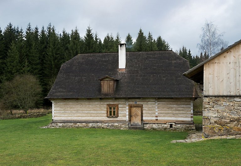 Rekonstrukci malé zemědělské usedlosti, kterou tvoří chalupa se stodolou, pojal architekt Pavel Rada jako návrat k původnímu stavu
