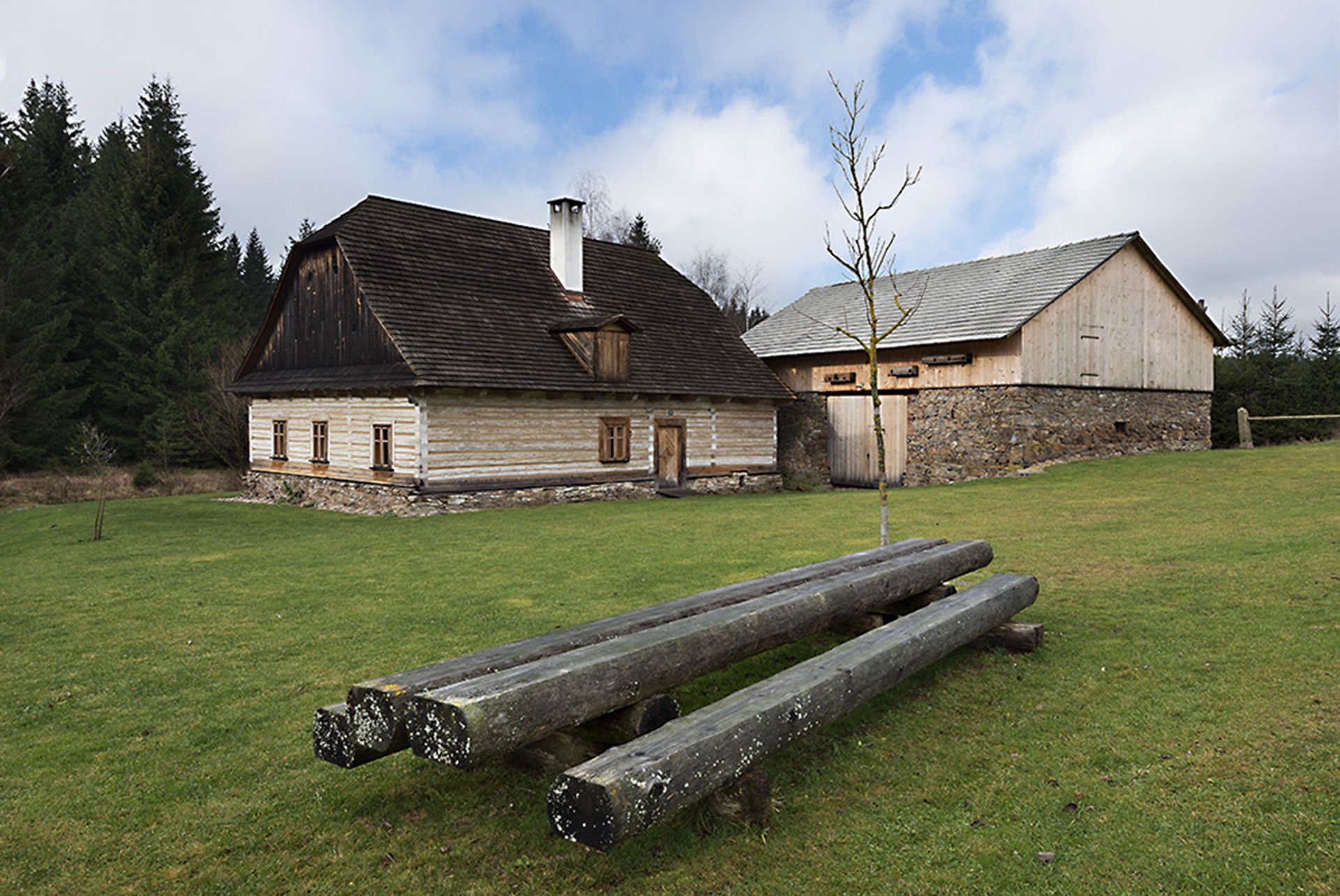 Citlivě zrekonstruovaná roubenka ve Žďárských vrších