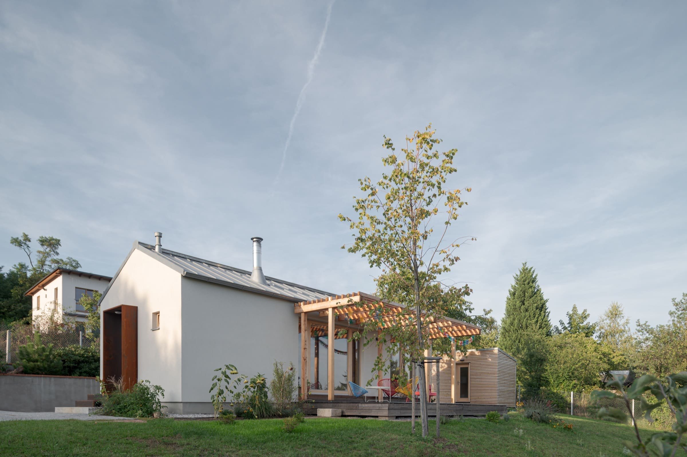 Rekreační domek vdechl zapomenuté zahradě nový život