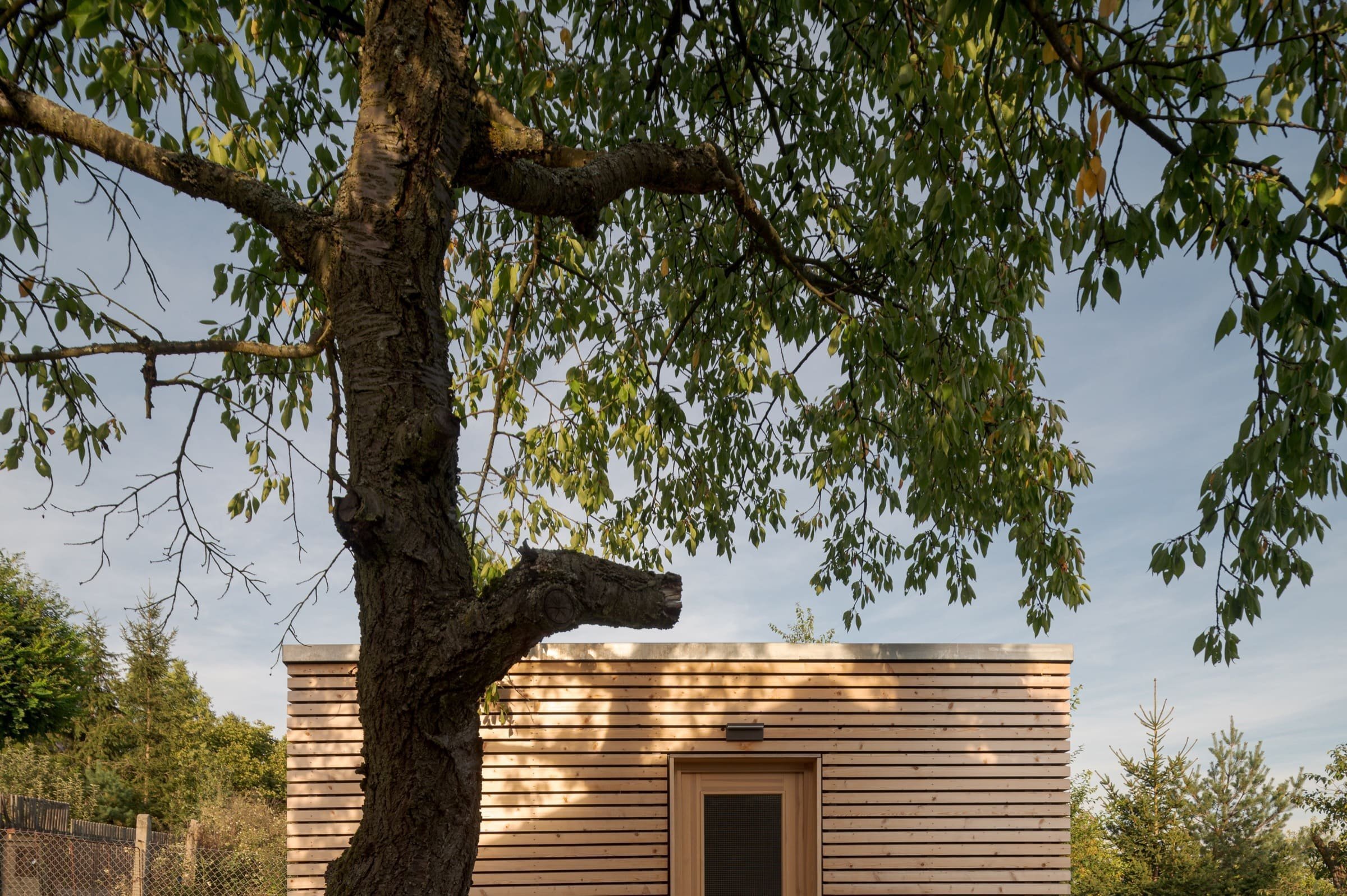 Rekreační domek vdechl zapomenuté zahradě nový život