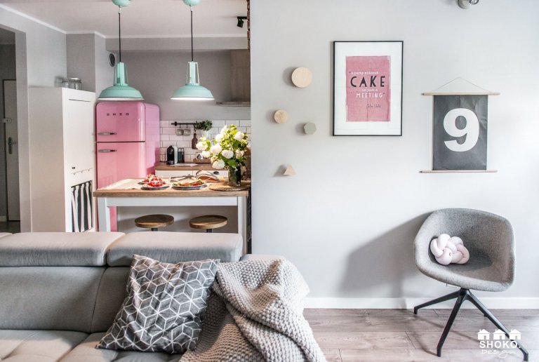 Retro se skandinávskými prvky a růžovými akcenty