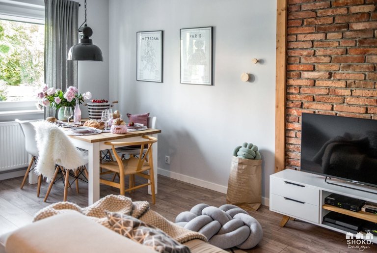 Retro se skandinávskými prvky a růžovými akcenty