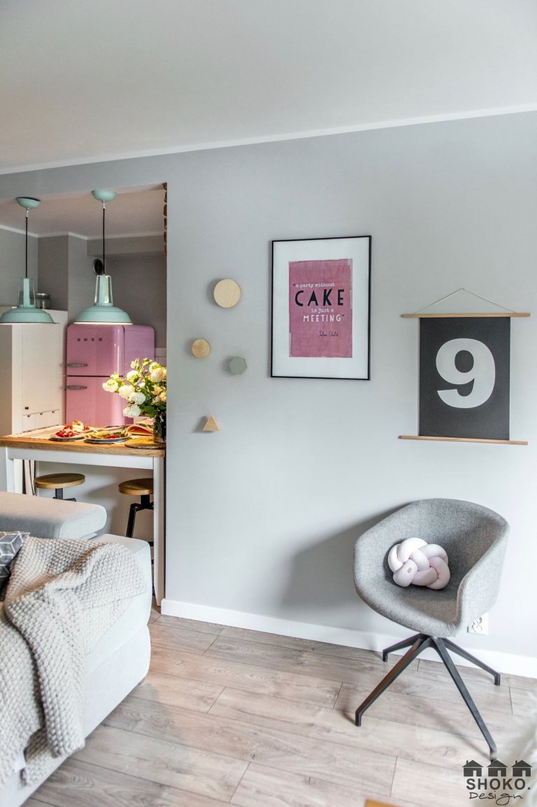 Retro se skandinávskými prvky a růžovými akcenty