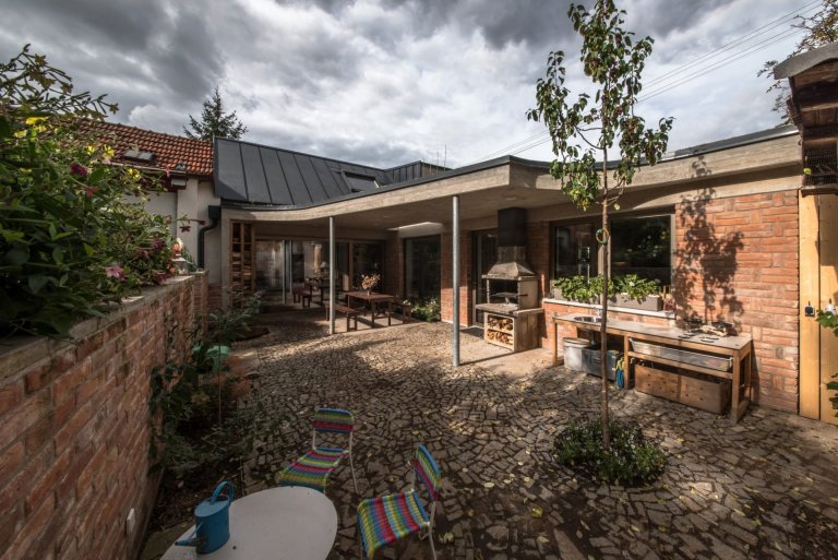 Rodinný dům na dně zavřeného lomu