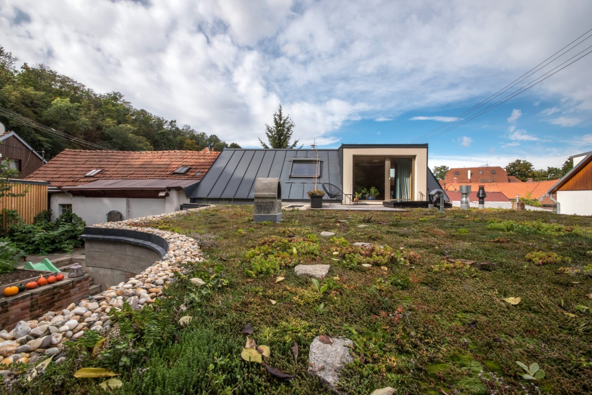 Rodinný dům na dně zavřeného lomu