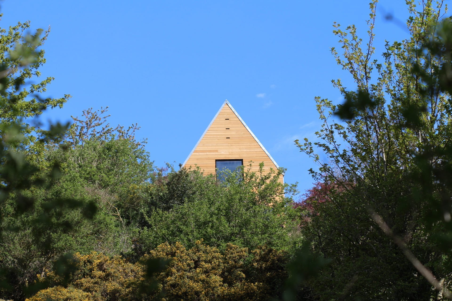 Rodinný dům na okraji malé dědiny v údolí