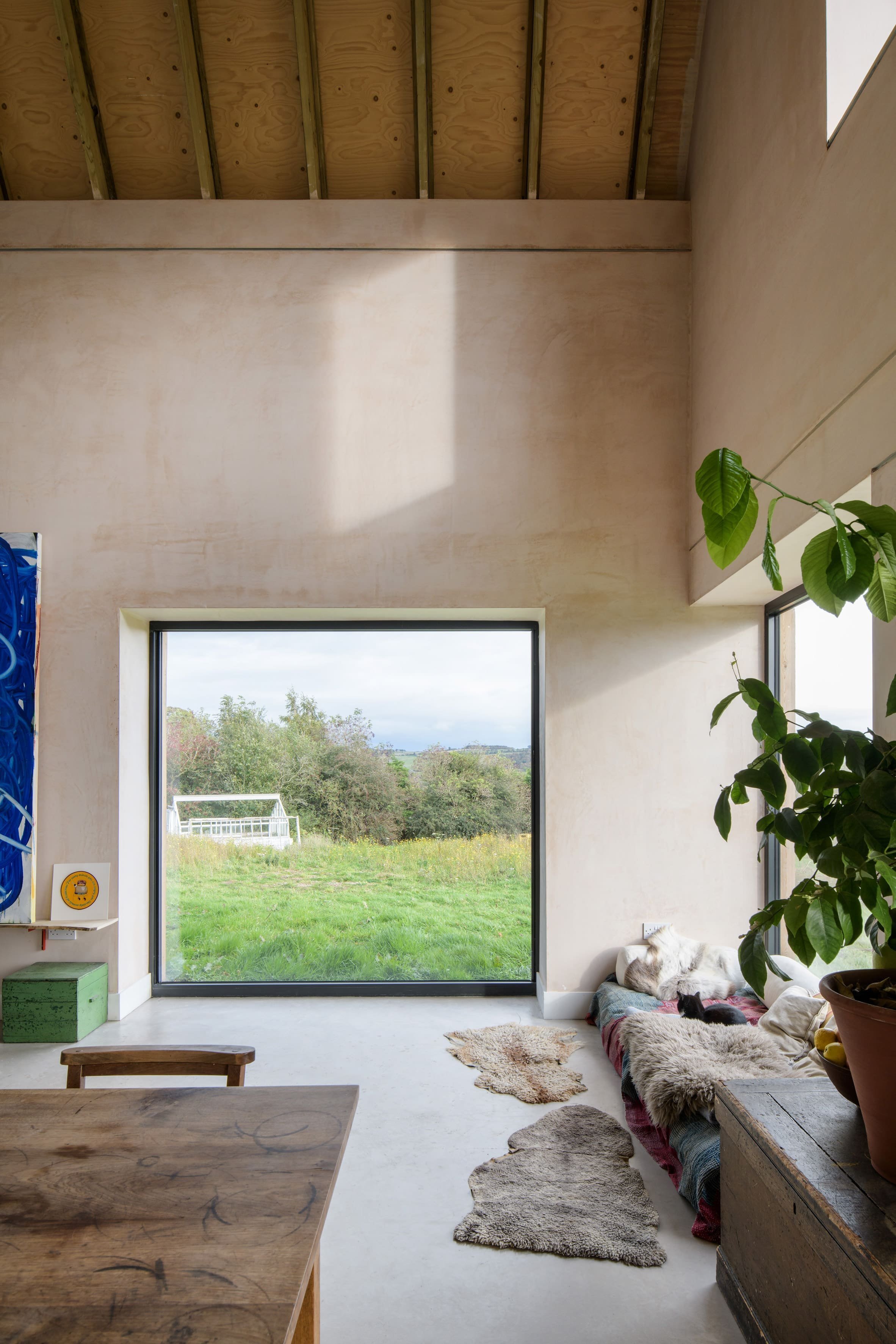 Rodinný dům na okraji malé dědiny v údolí