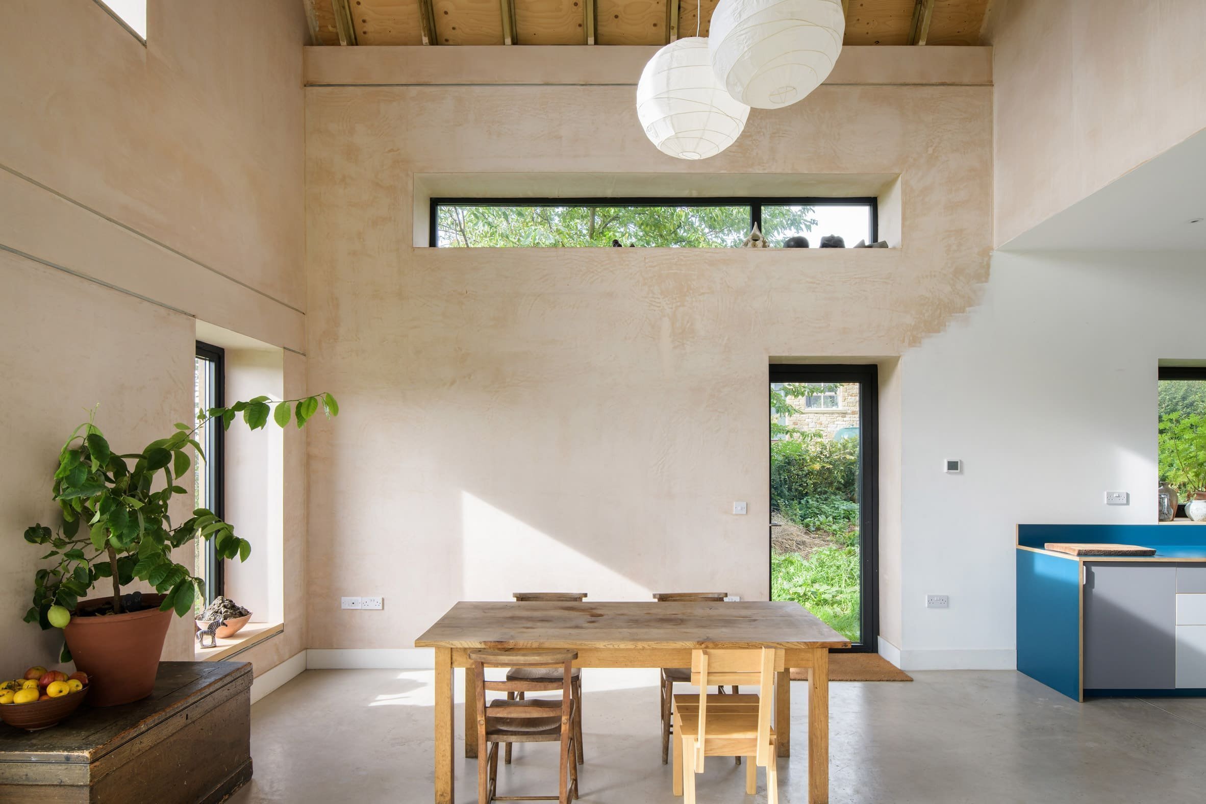 Rodinný dům na okraji malé dědiny v údolí