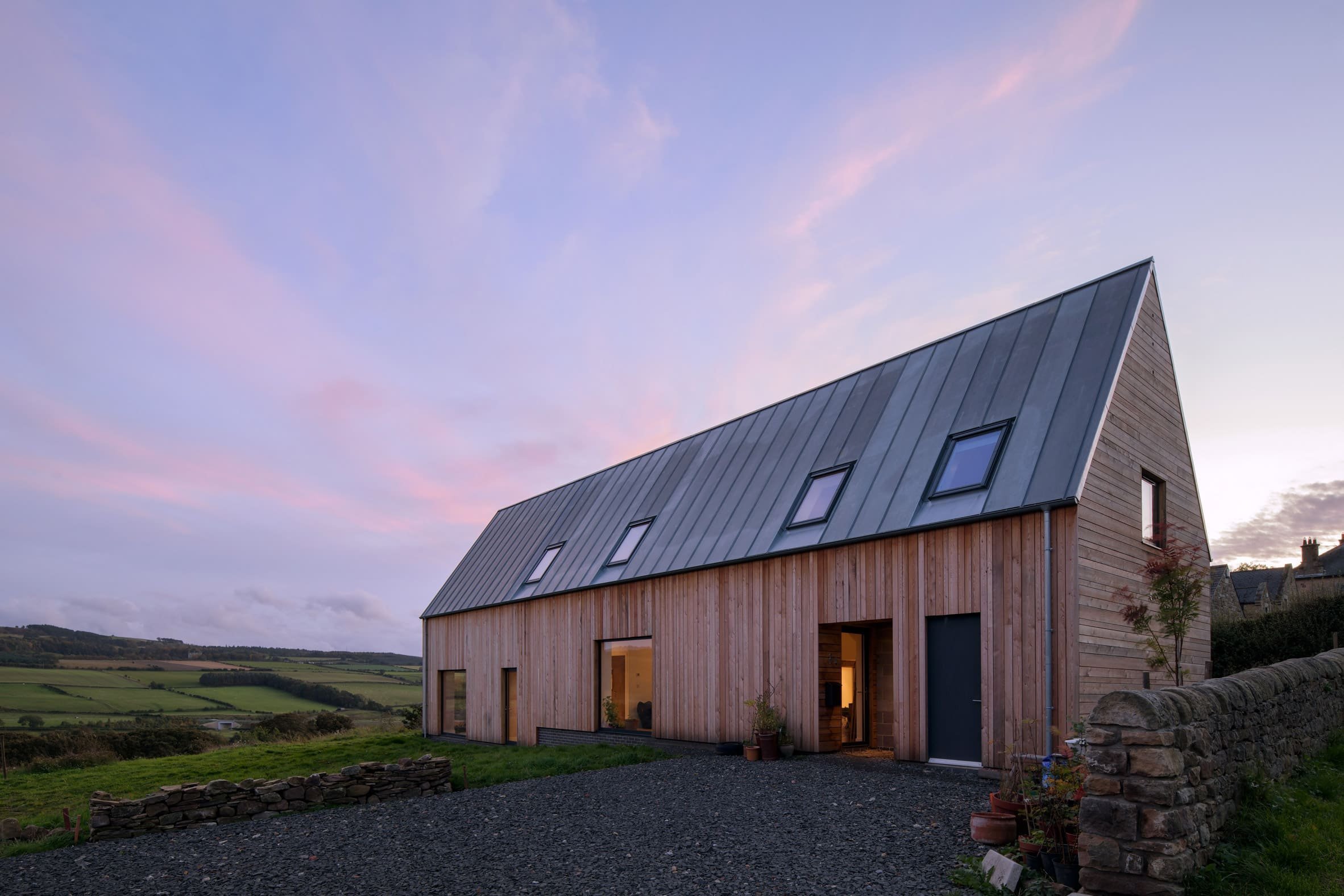 Rodinný dům na okraji malé dědiny v údolí