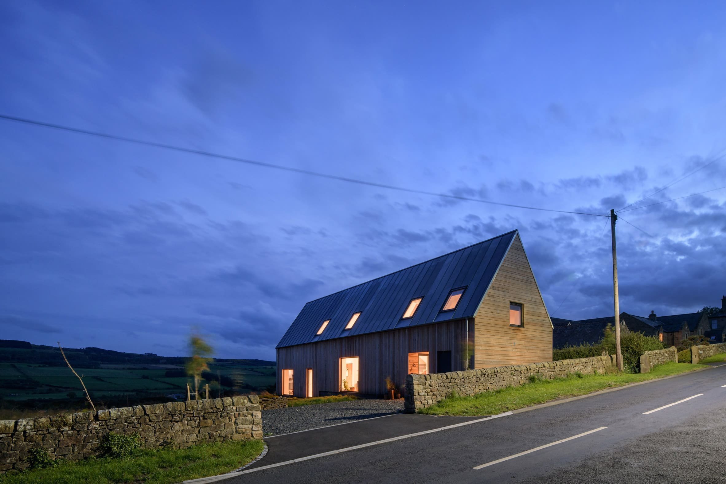 Rodinný dům na okraji malé dědiny v údolí