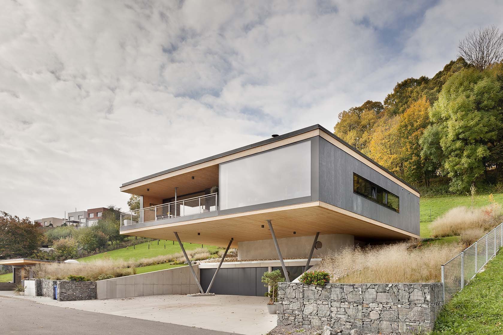 Rodinný dům nad prudkým terénem