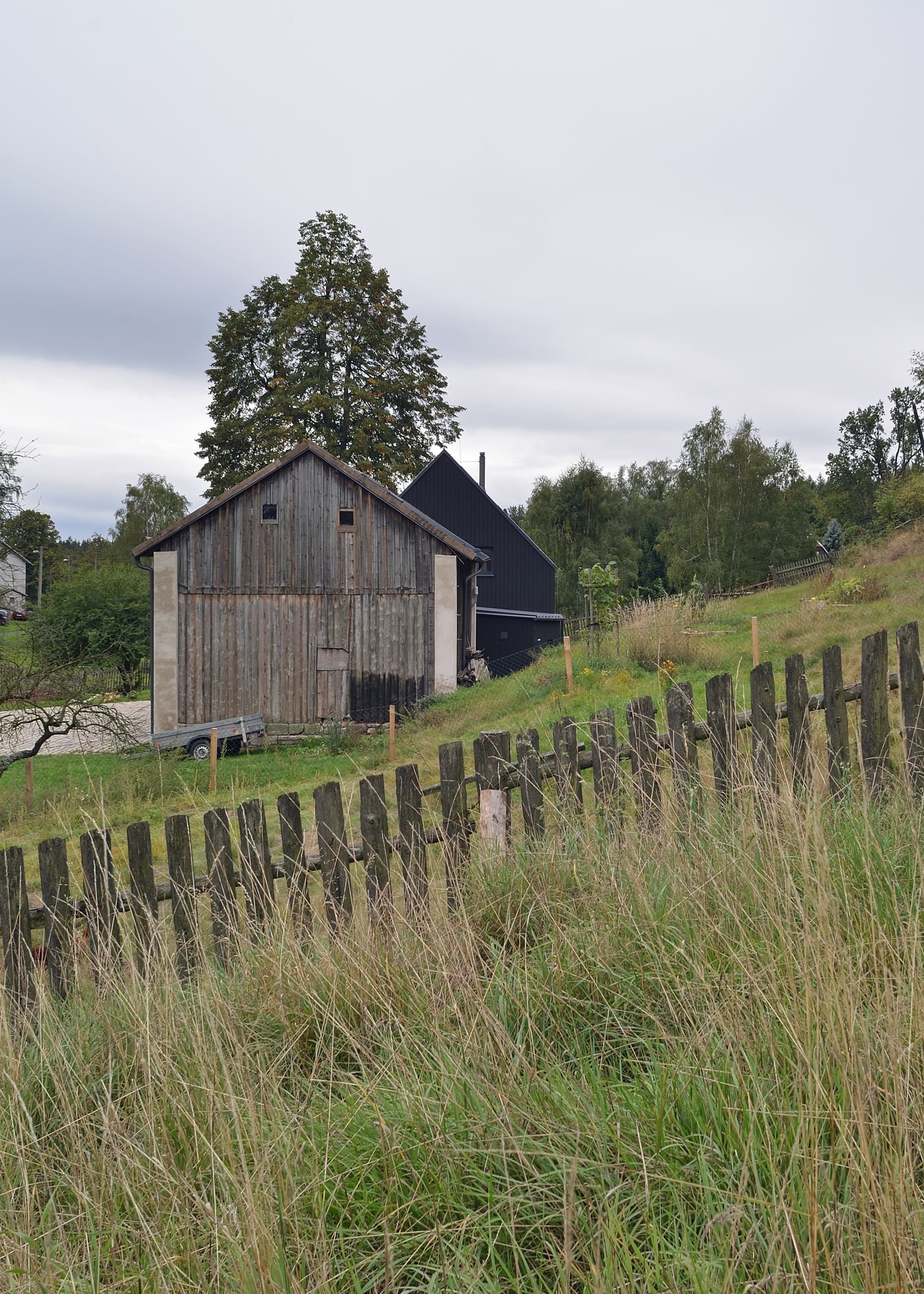 Rodinný dům se starou stodolou a vzrostlou lípou