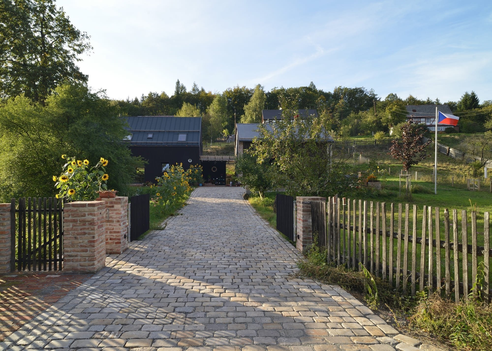 Rodinný dům se starou stodolou a vzrostlou lípou