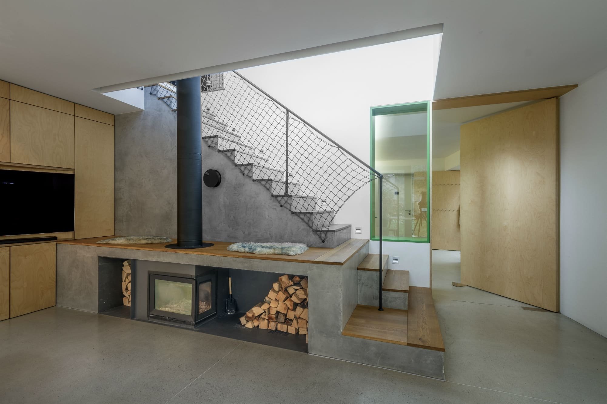 Rodinný dům v divoké zahradě se sklípkem ve skále