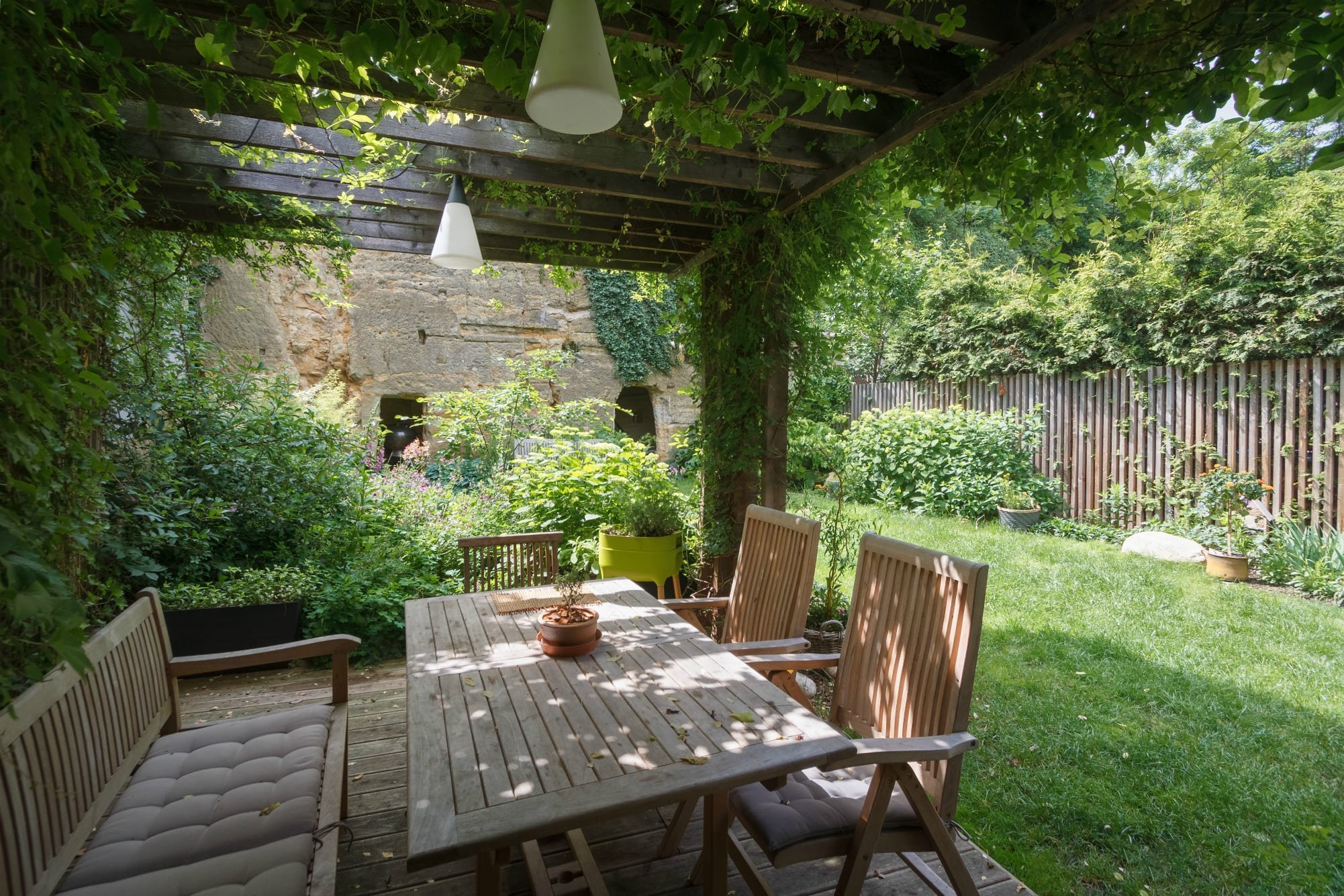 Rodinný dům v divoké zahradě se sklípkem ve skále