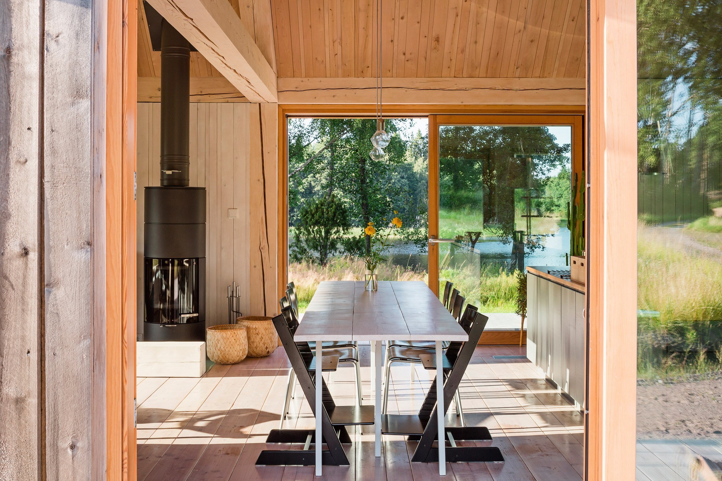 Skvěle řešená finská dřevostavba u jezera