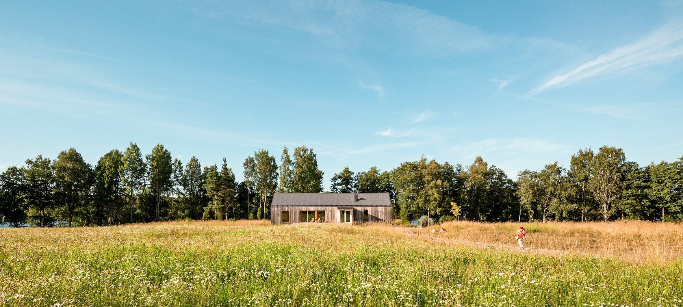 Skvěle řešená finská dřevostavba u jezera
