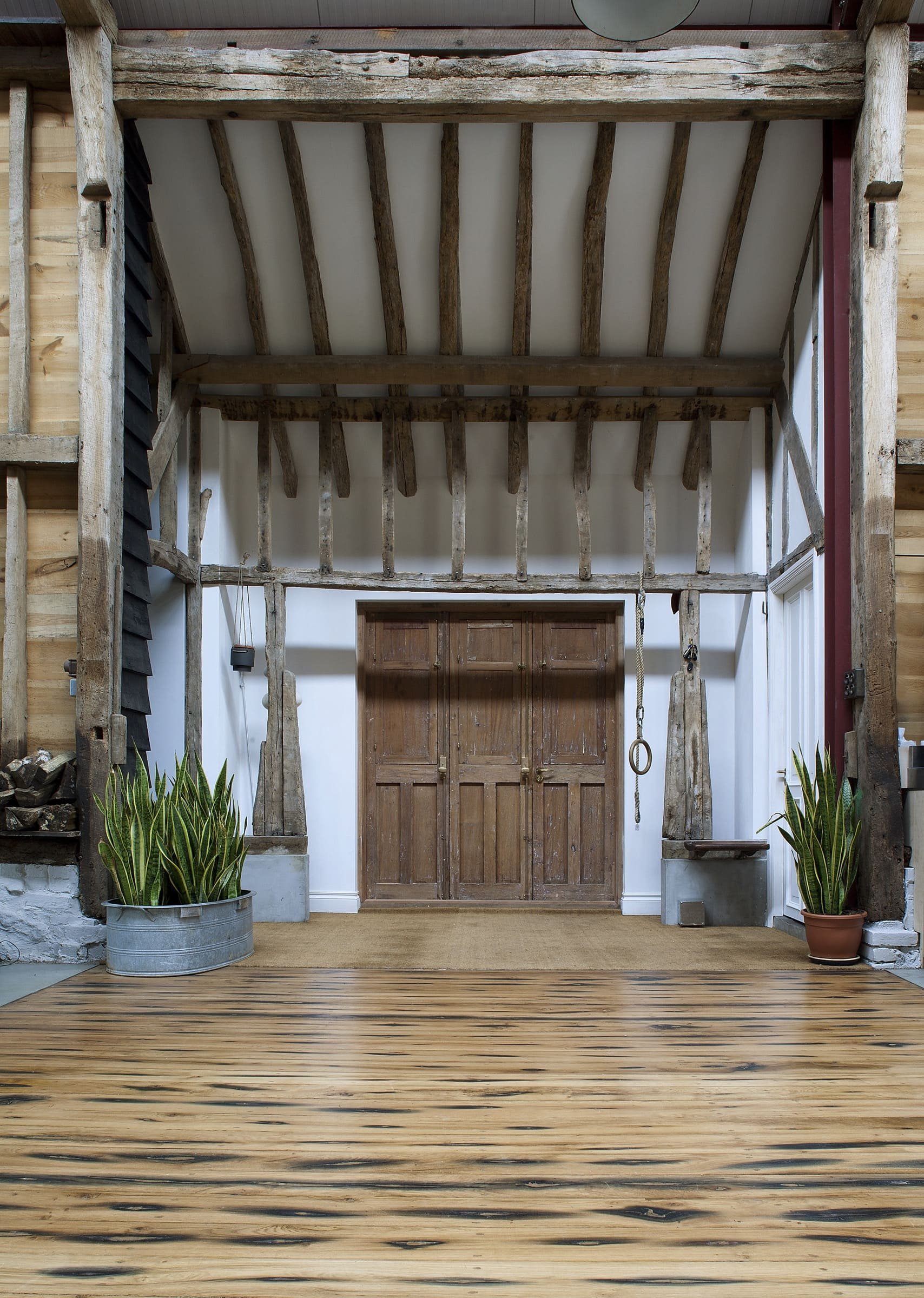 Stodola s podlahou ze starého mostu a stolem z bowlingové dráhy