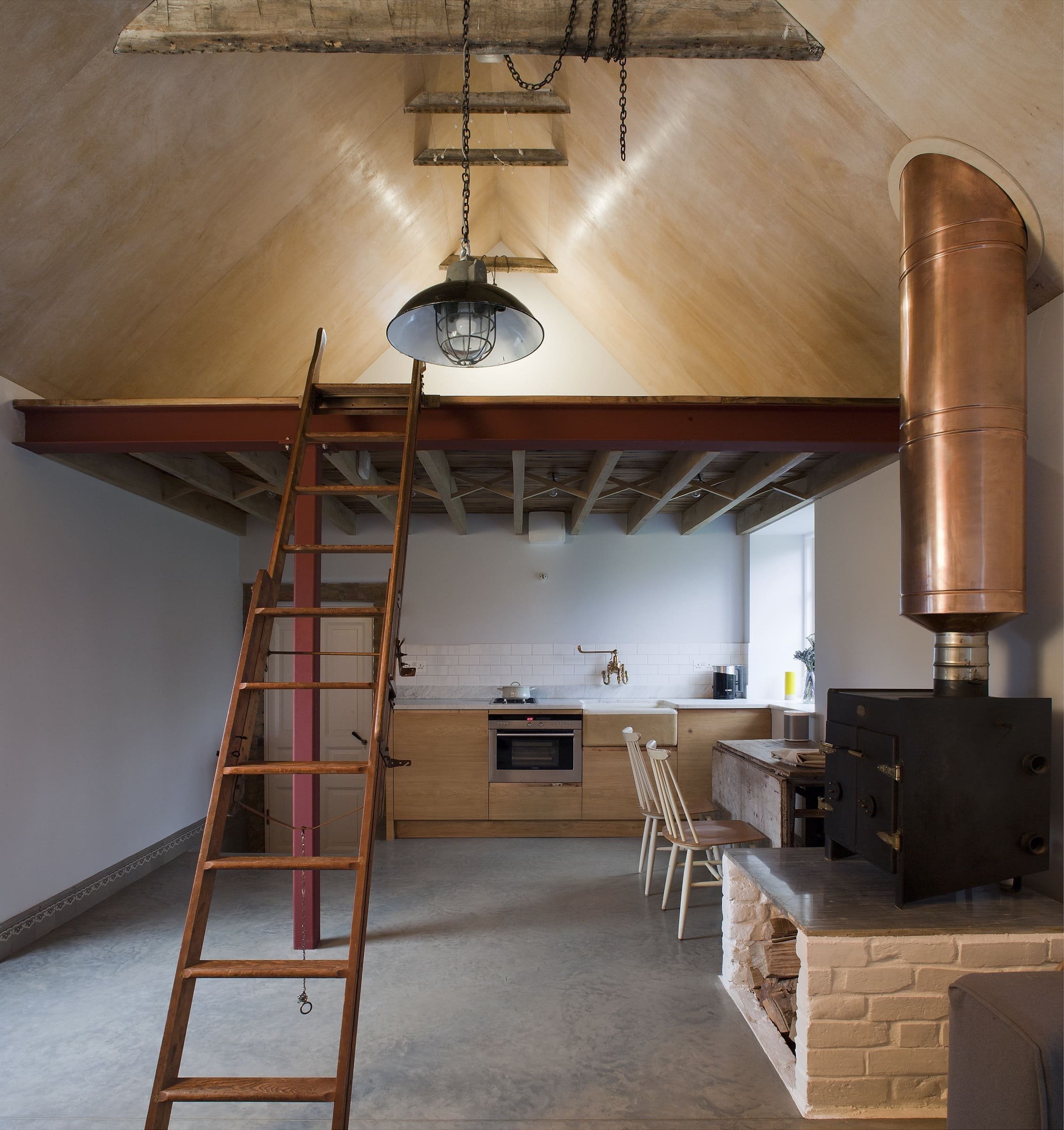 Stodola s podlahou ze starého mostu a stolem z bowlingové dráhy