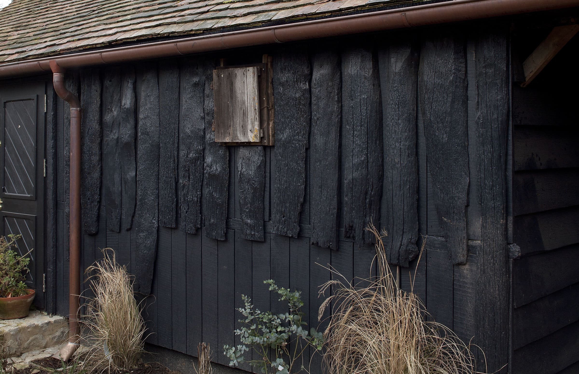 Stodola s podlahou ze starého mostu a stolem z bowlingové dráhy
