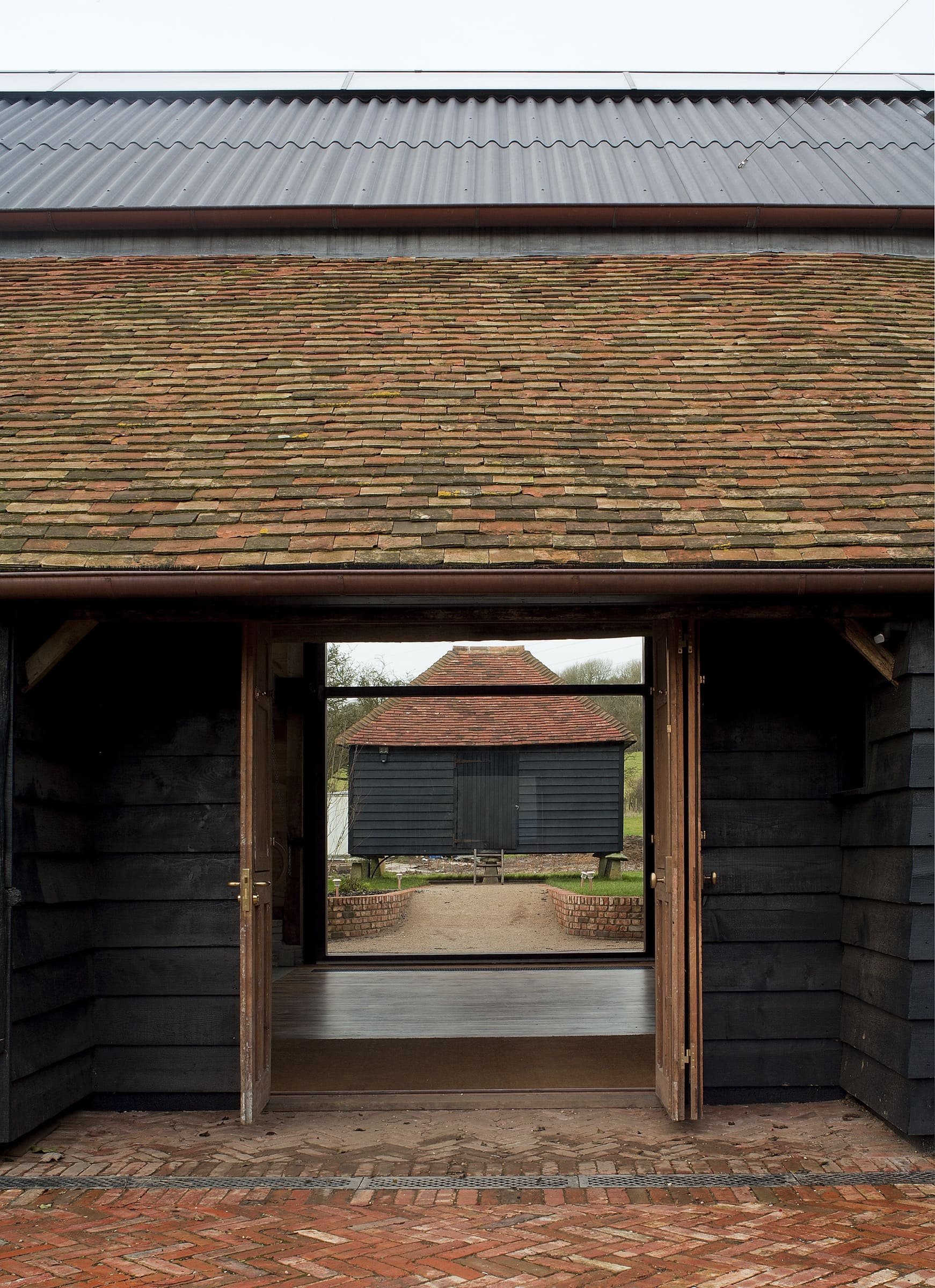 Stodola s podlahou ze starého mostu a stolem z bowlingové dráhy