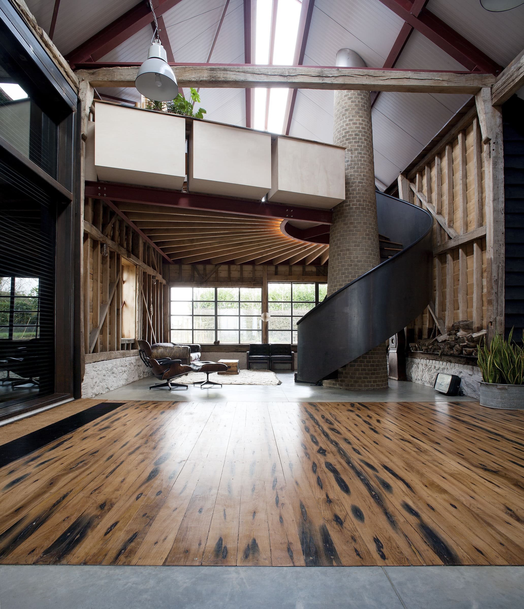 Stodola s podlahou ze starého mostu a stolem z bowlingové dráhy