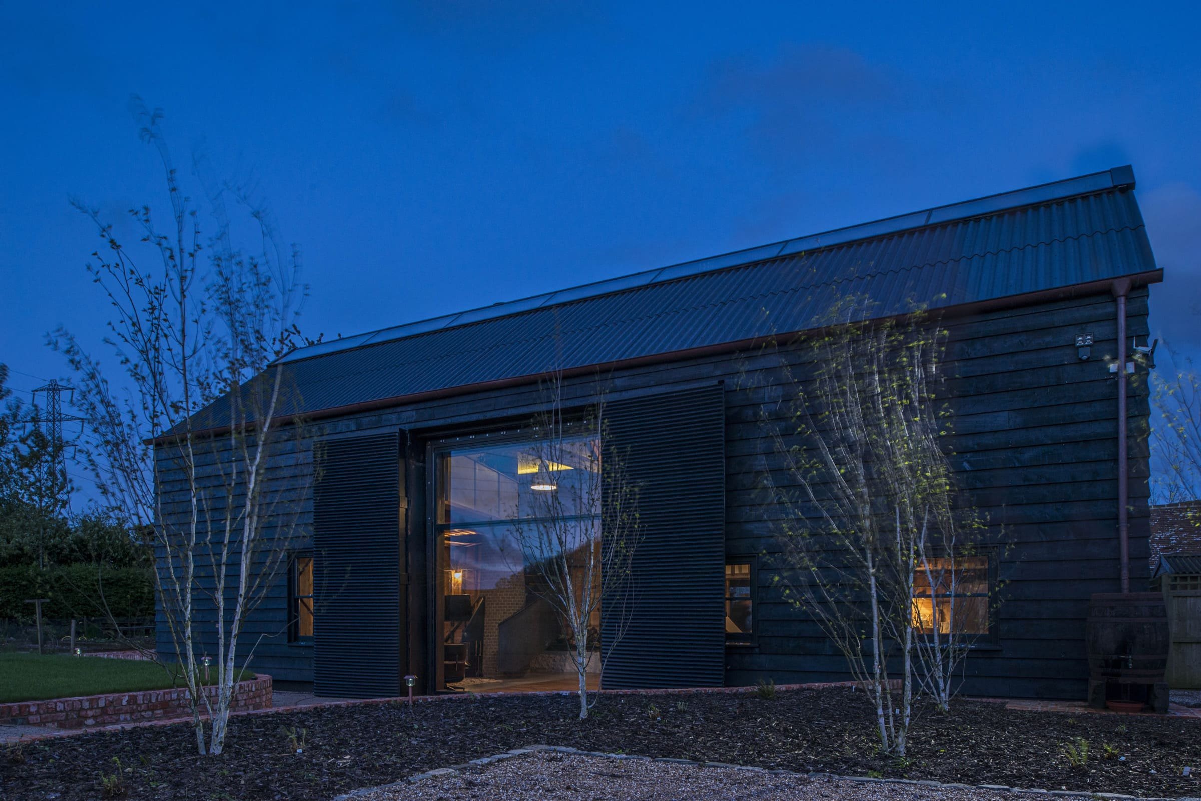 Stodola s podlahou ze starého mostu a stolem z bowlingové dráhy