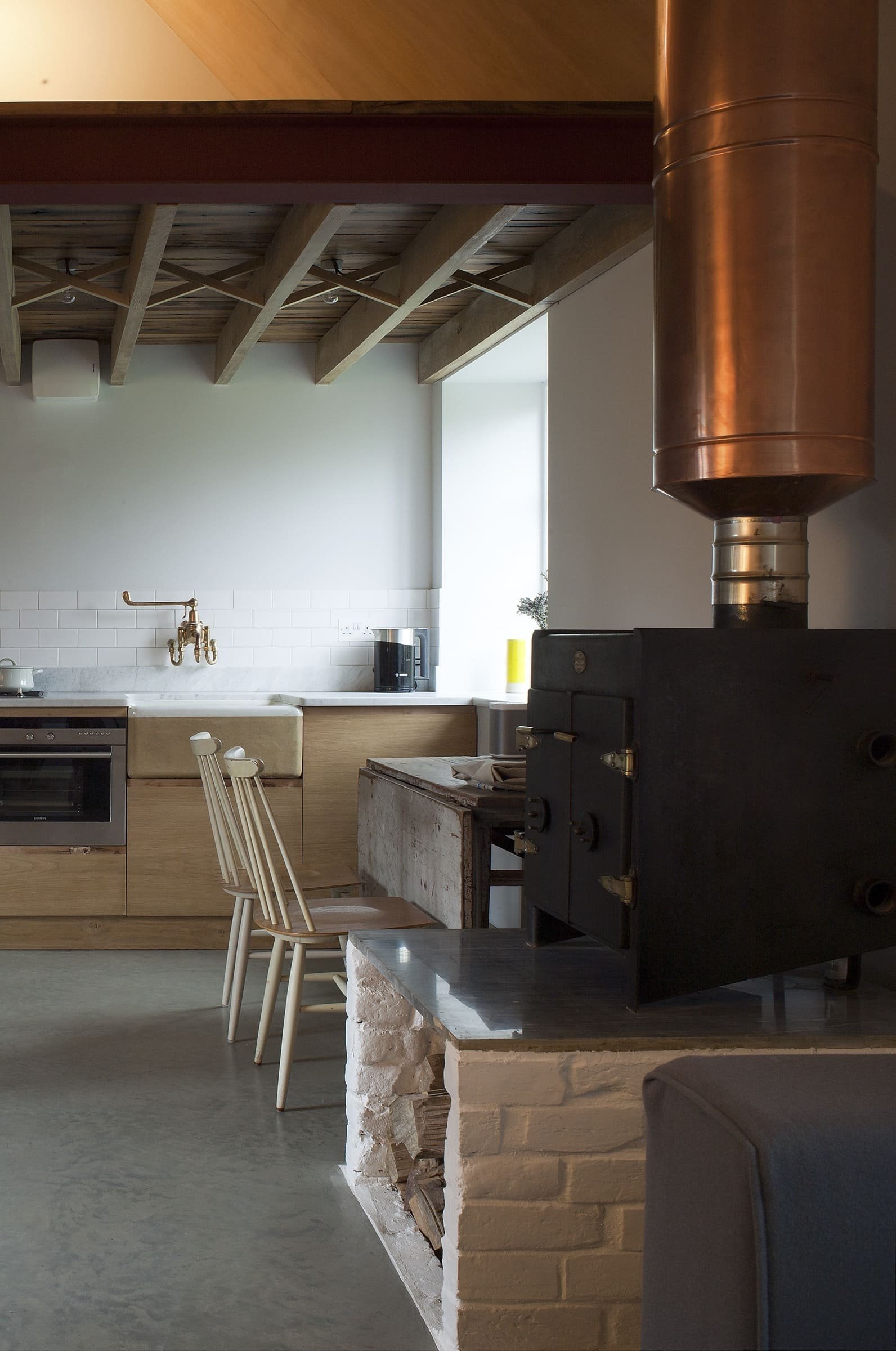 Stodola s podlahou ze starého mostu a stolem z bowlingové dráhy