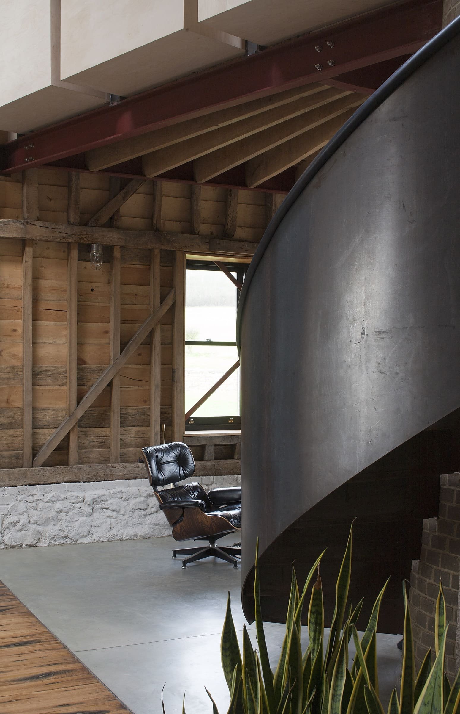 Stodola s podlahou ze starého mostu a stolem z bowlingové dráhy