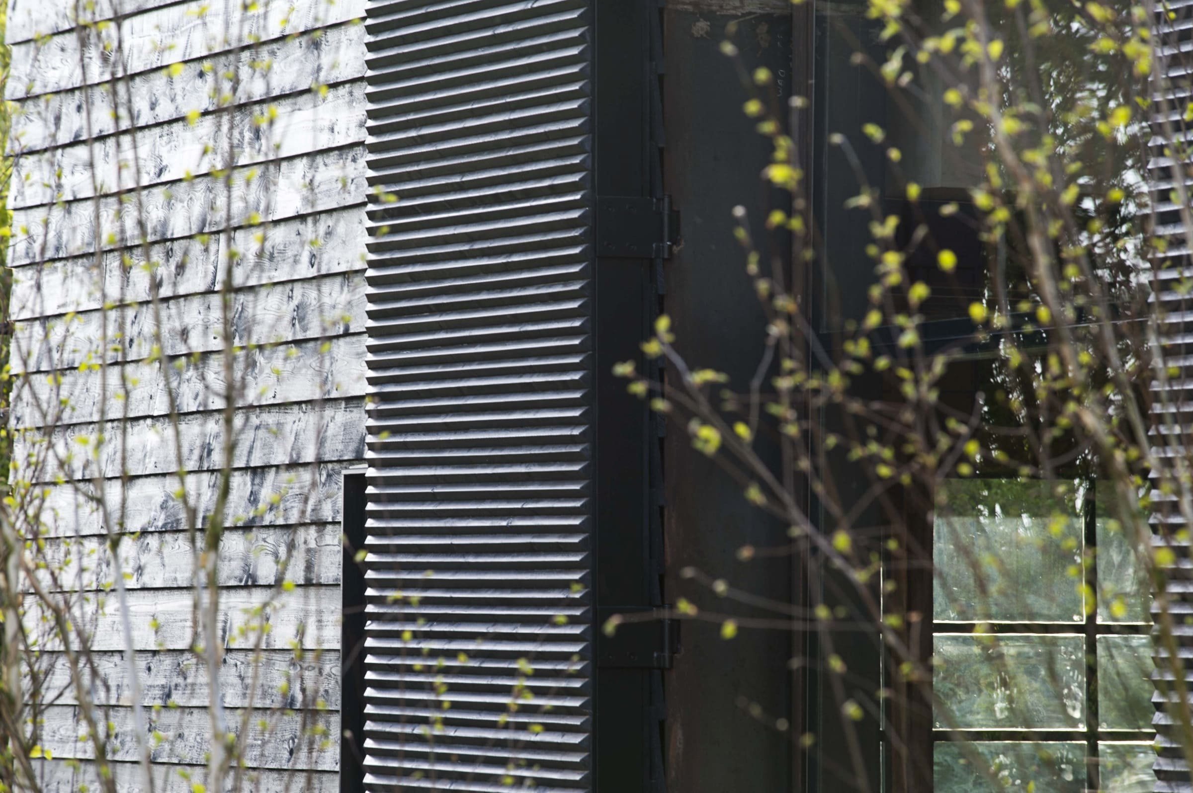 Stodola s podlahou ze starého mostu a stolem z bowlingové dráhy