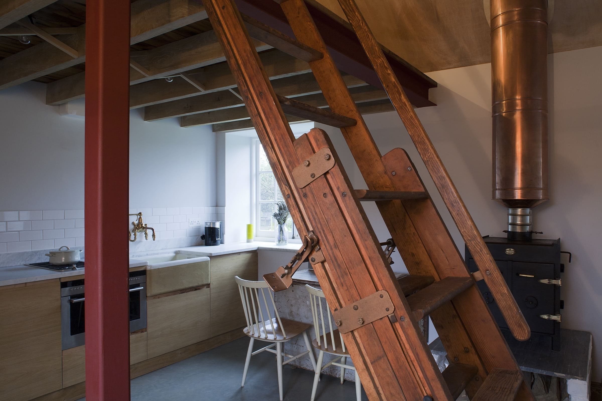 Stodola s podlahou ze starého mostu a stolem z bowlingové dráhy