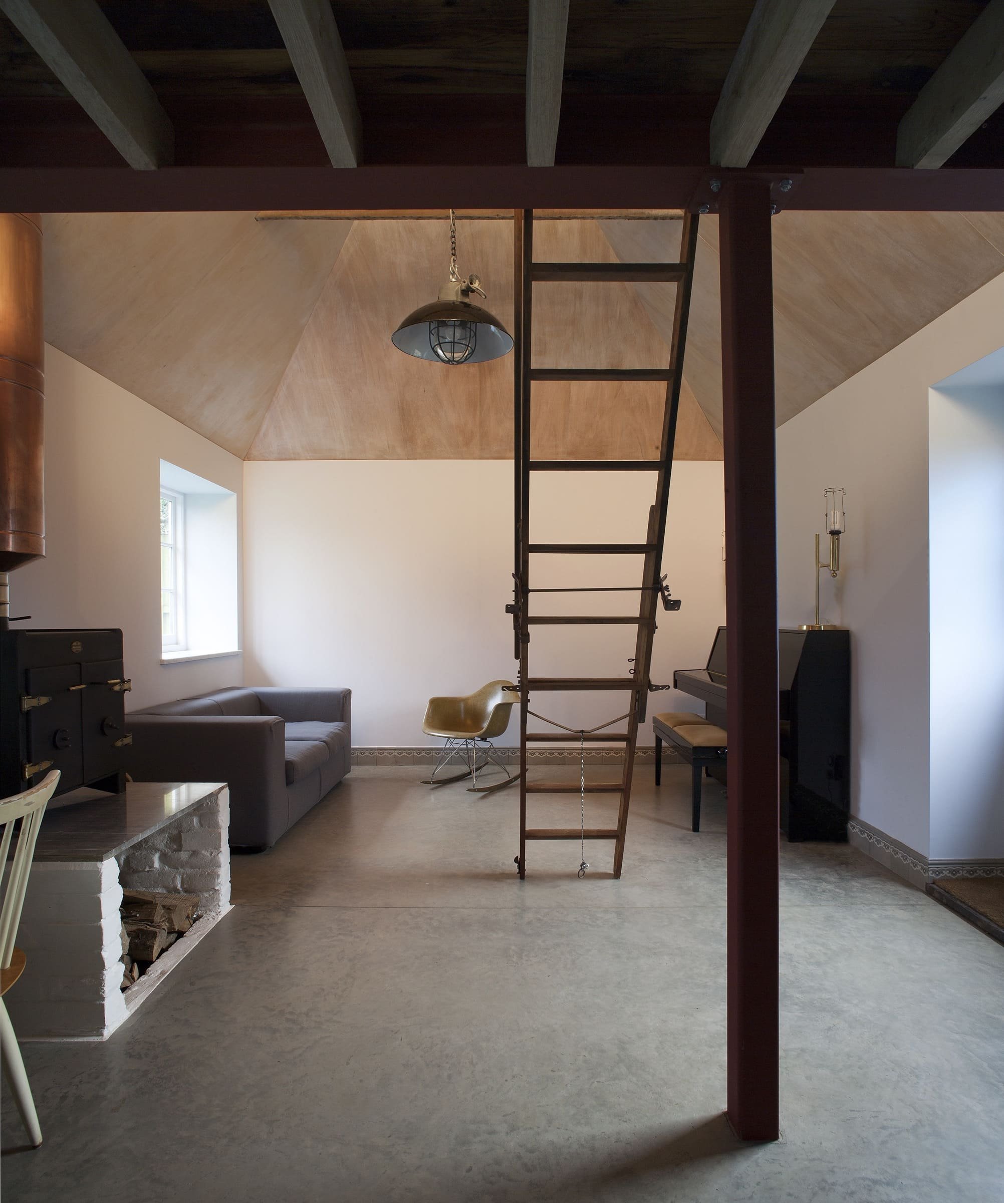 Stodola s podlahou ze starého mostu a stolem z bowlingové dráhy