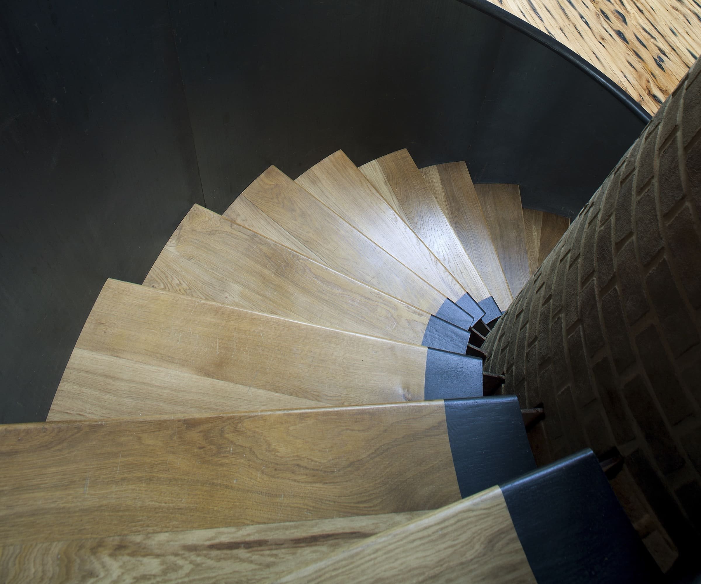 Stodola s podlahou ze starého mostu a stolem z bowlingové dráhy