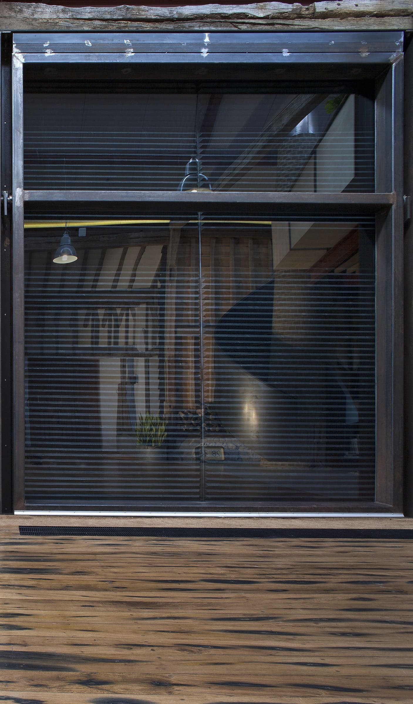 Stodola s podlahou ze starého mostu a stolem z bowlingové dráhy