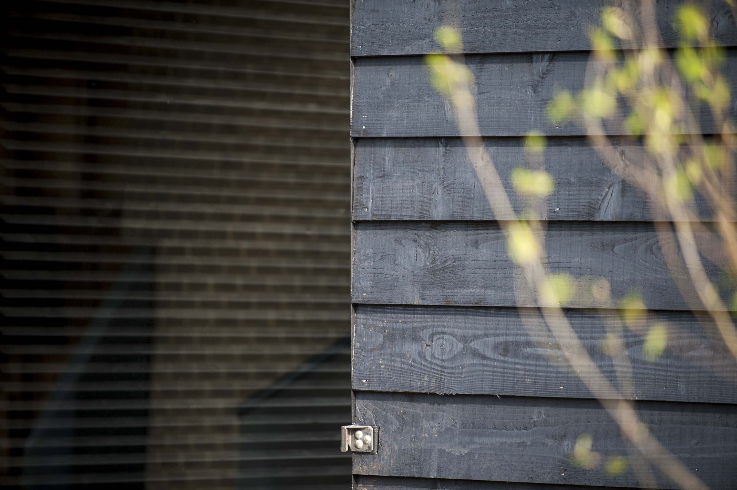 Stodola s podlahou ze starého mostu a stolem z bowlingové dráhy