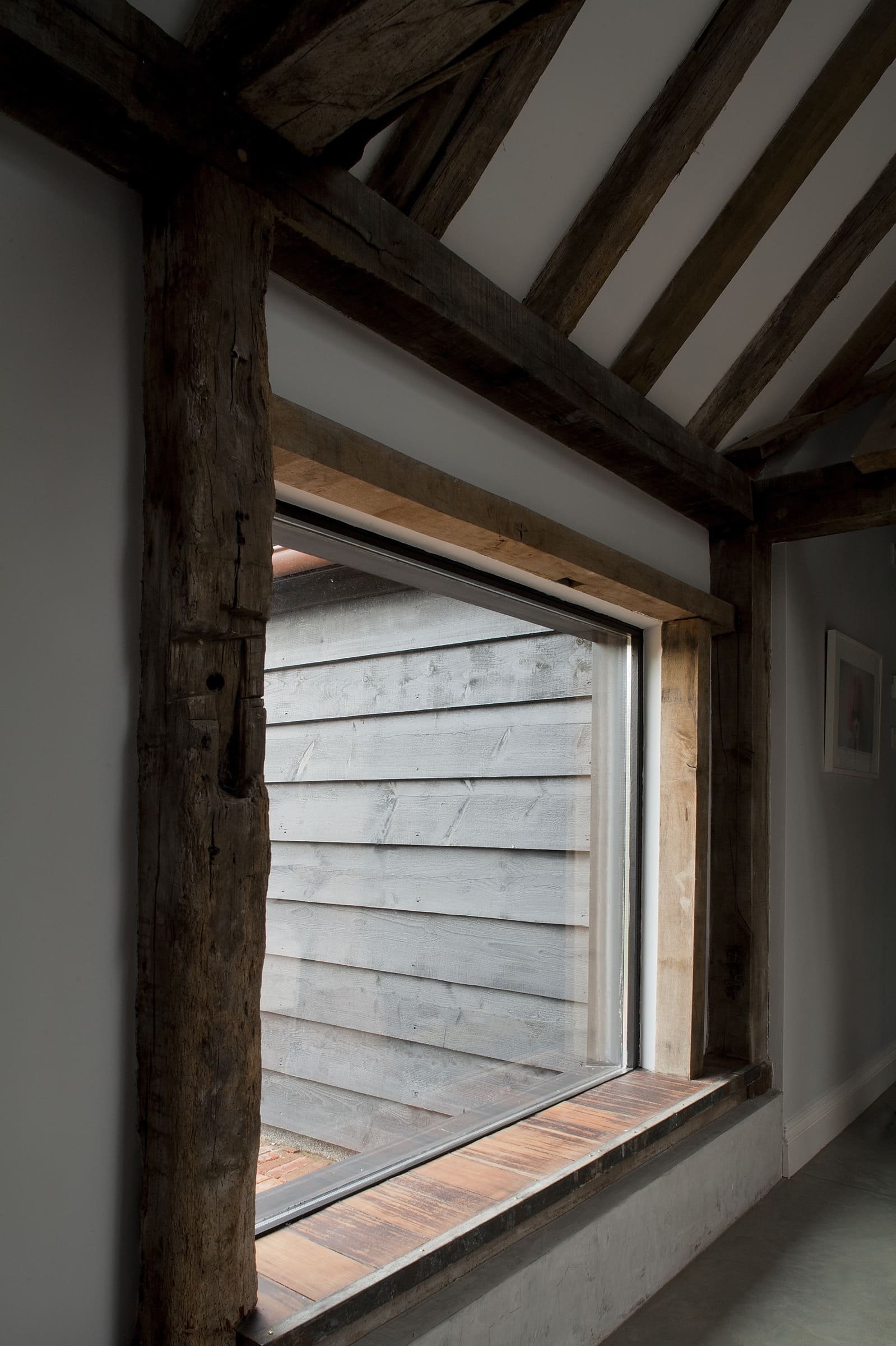 Stodola s podlahou ze starého mostu a stolem z bowlingové dráhy