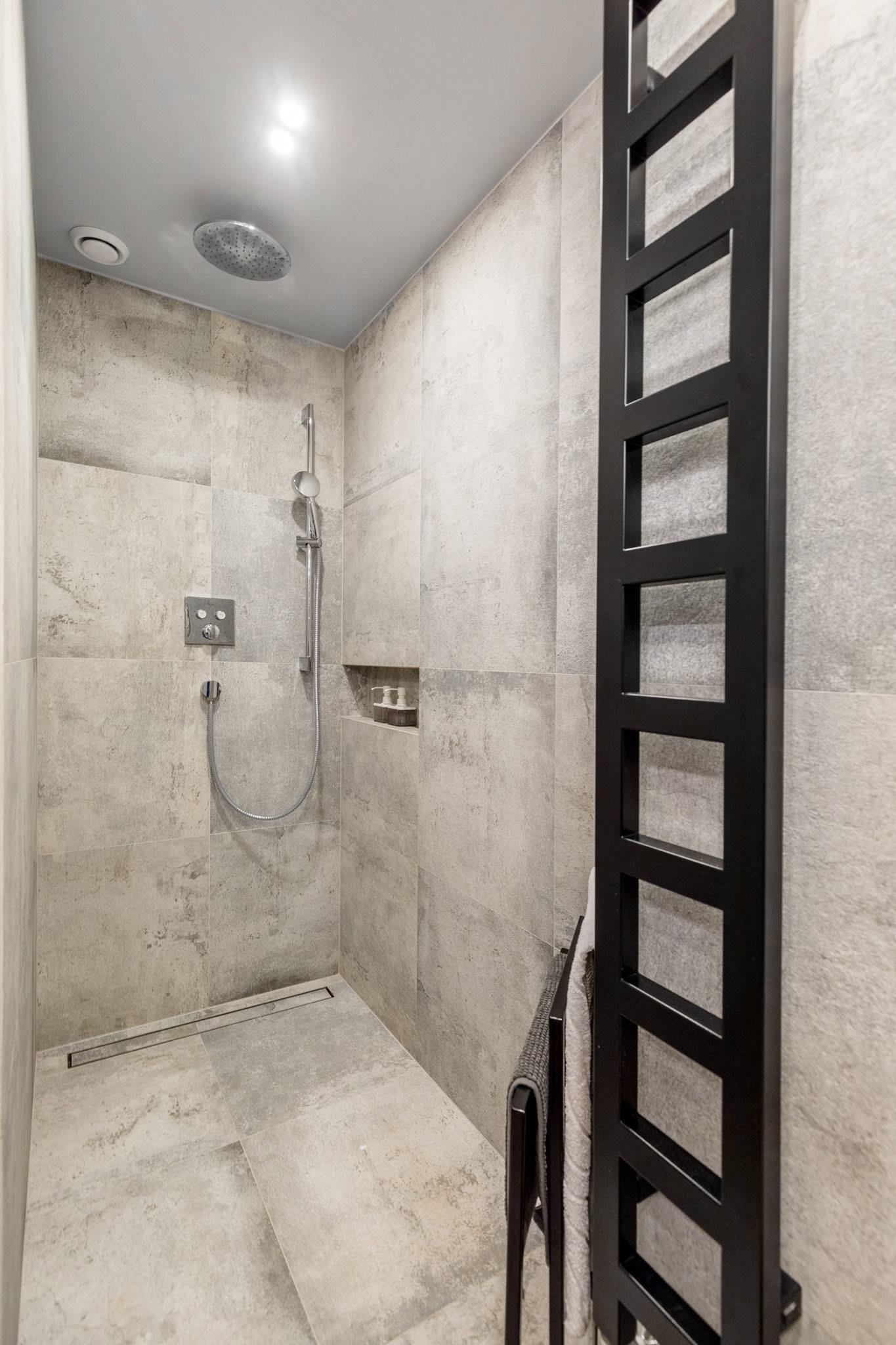 Stylový mezonet s cihlovou stěnou