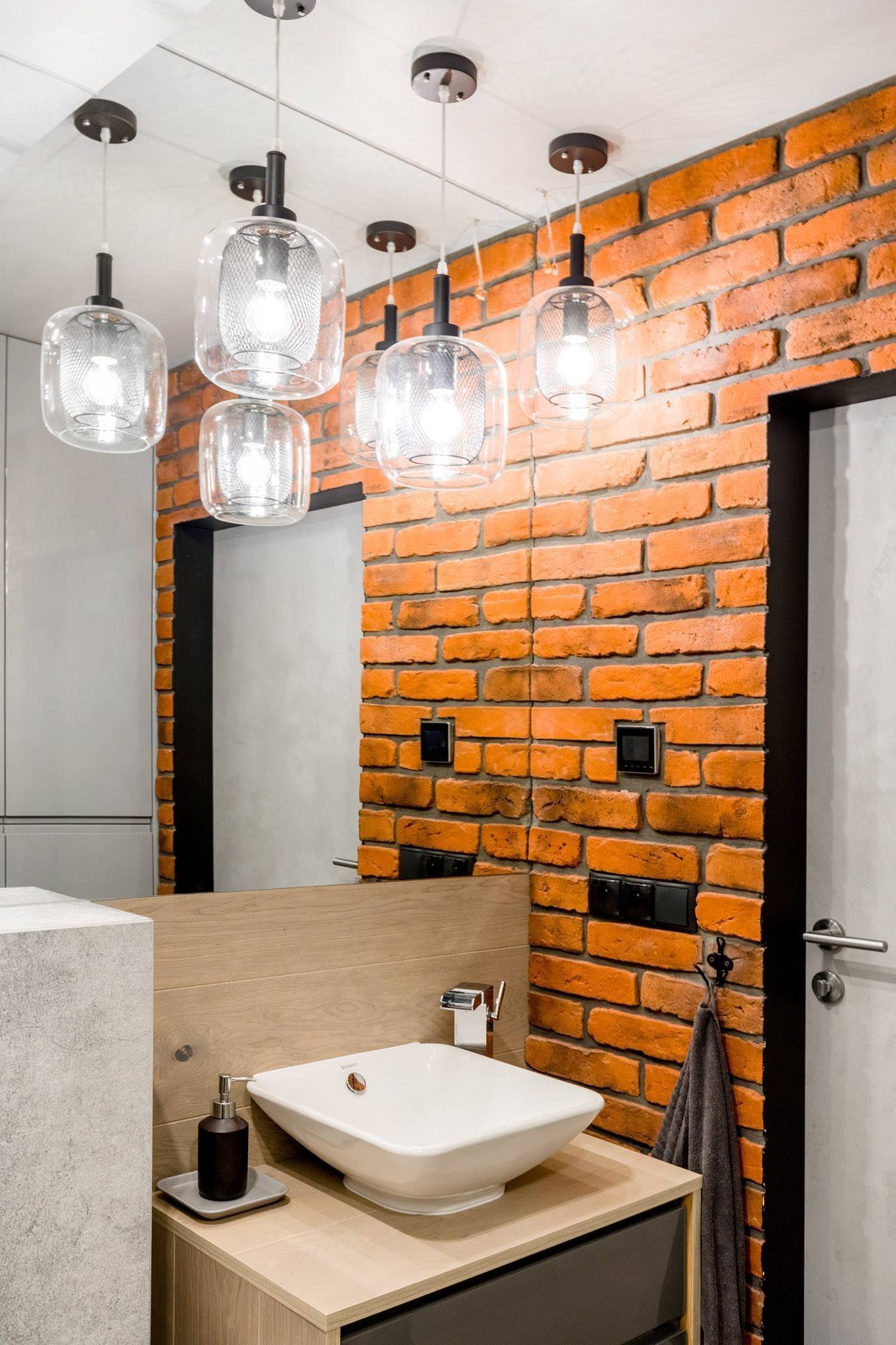 Stylový mezonet s cihlovou stěnou