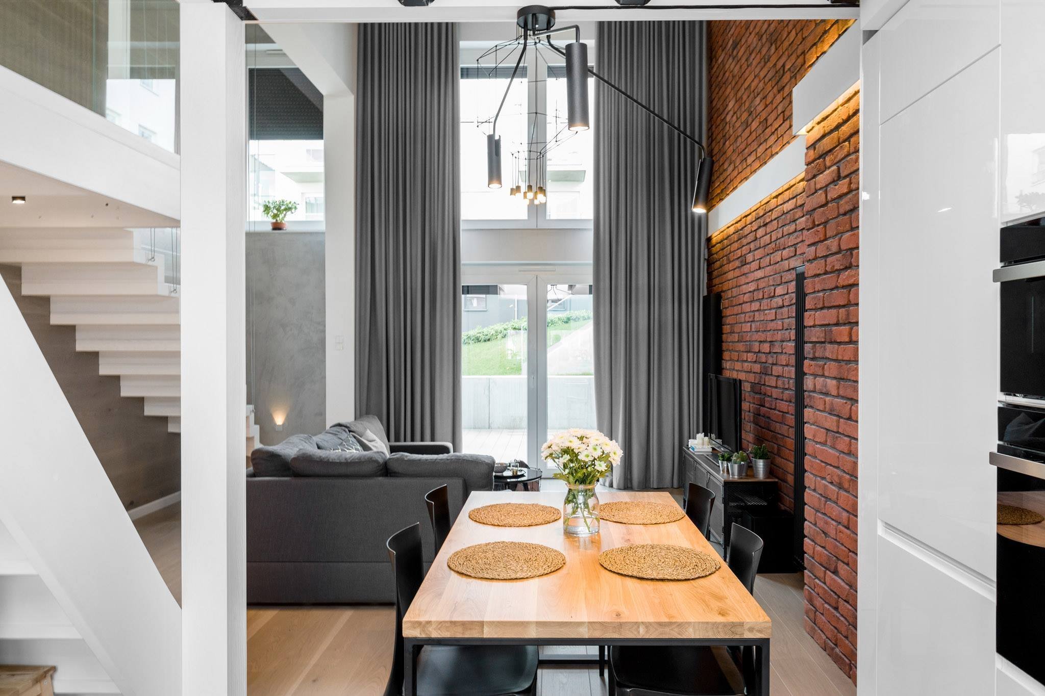Stylový mezonet s cihlovou stěnou