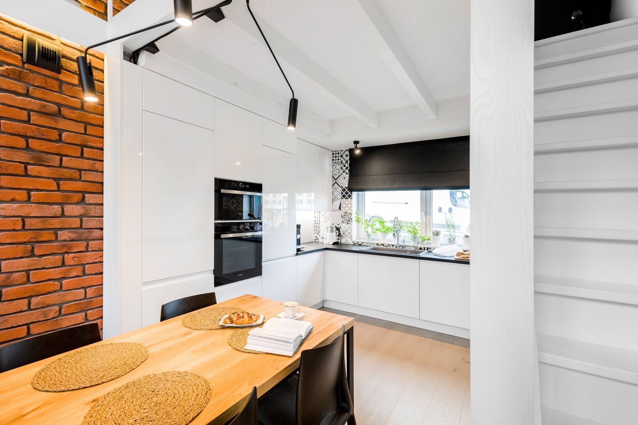 Stylový mezonet s cihlovou stěnou