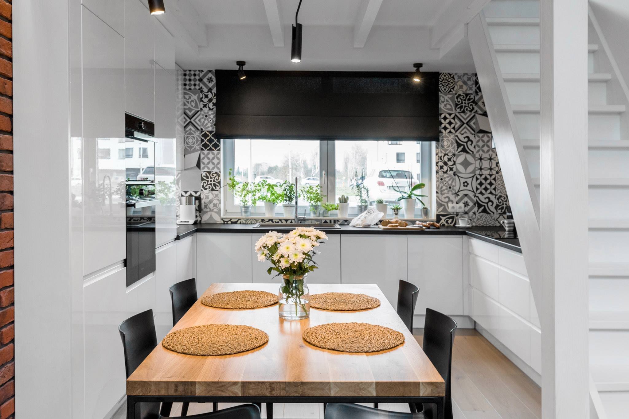 Stylový mezonet s cihlovou stěnou