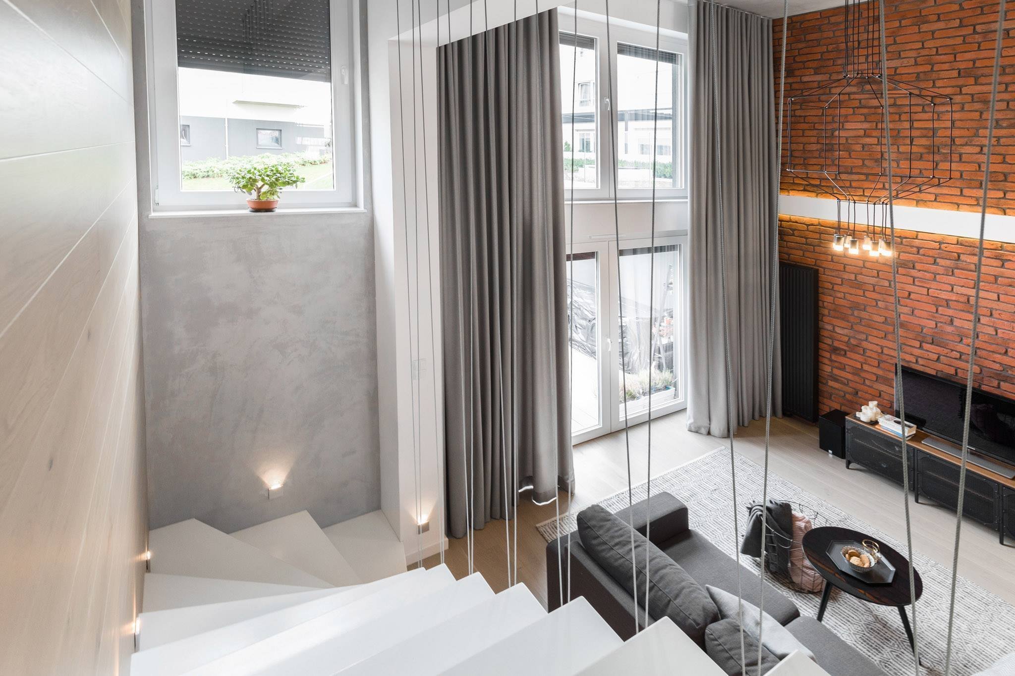 Stylový mezonet s cihlovou stěnou