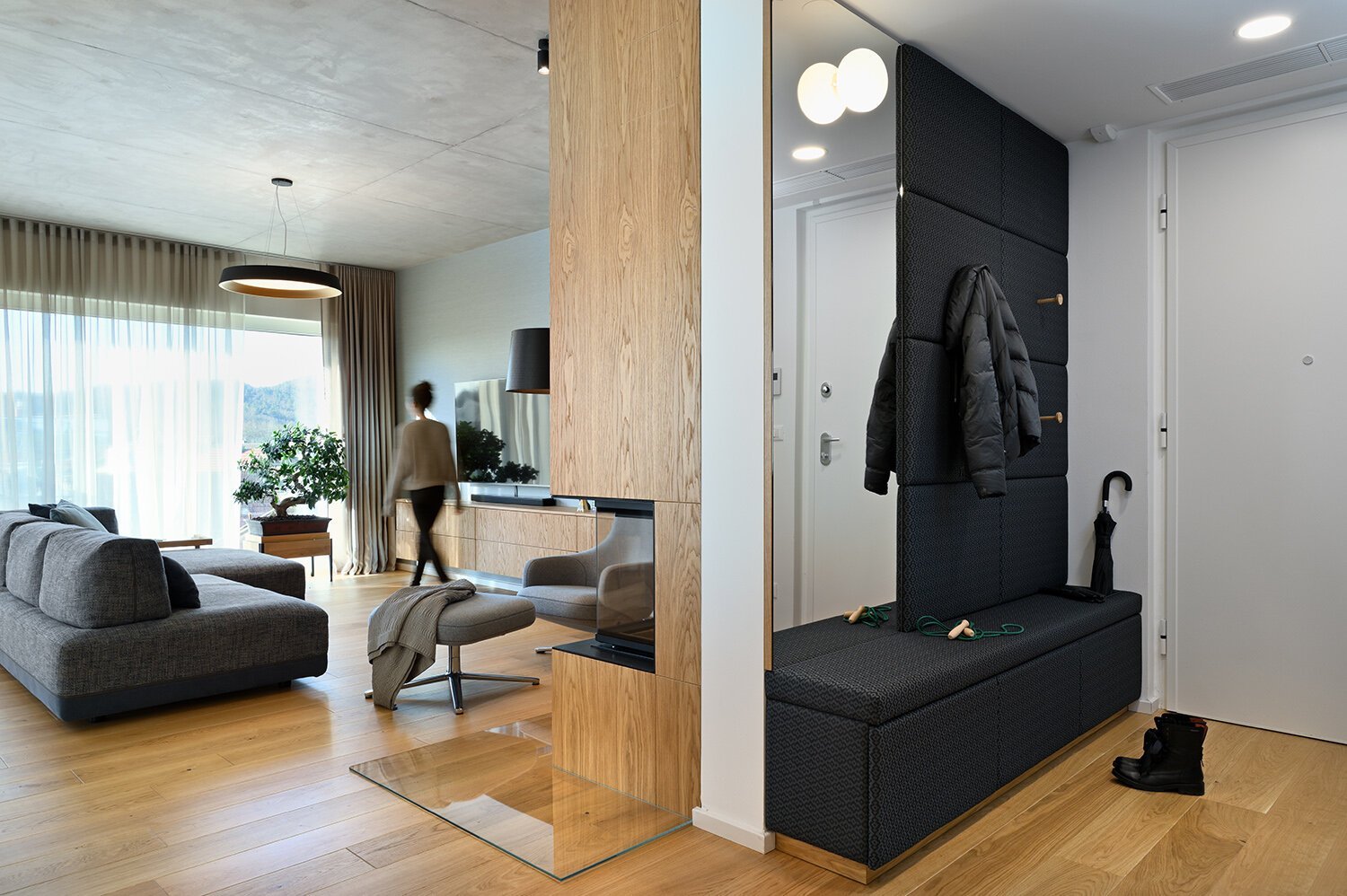 Surový beton na jedné straně a teplé dřevo na druhé